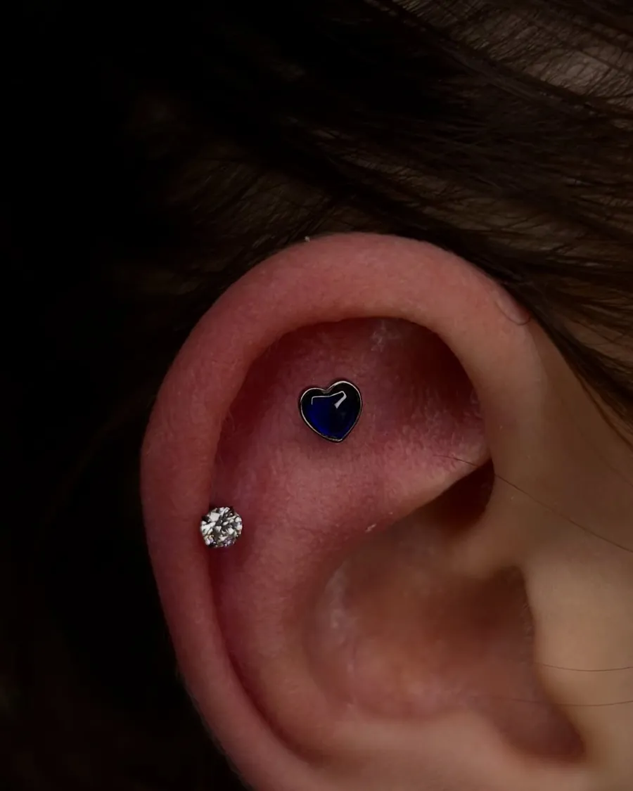 Flat com joia de coração azul e helix com zircônia