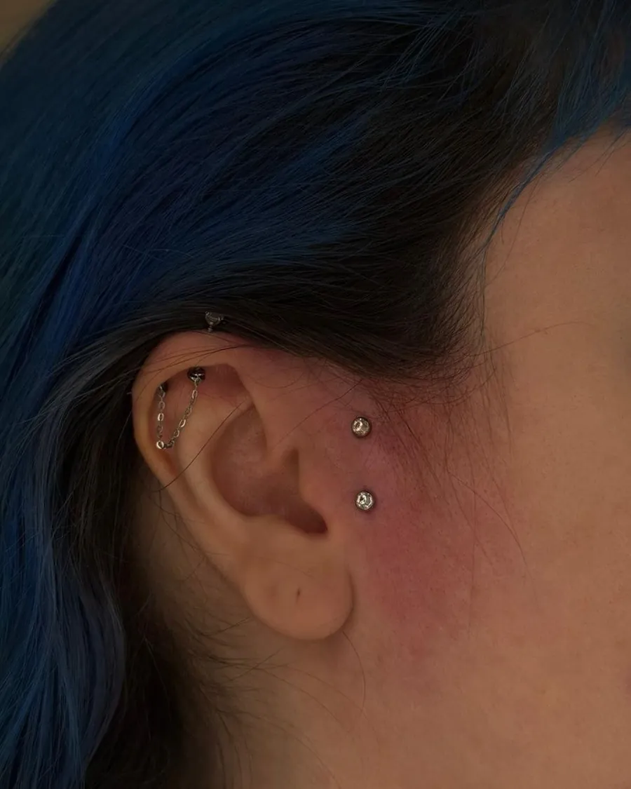 Helix com corrente ligando dois furos, e duas joias de ponto na frente da orelha