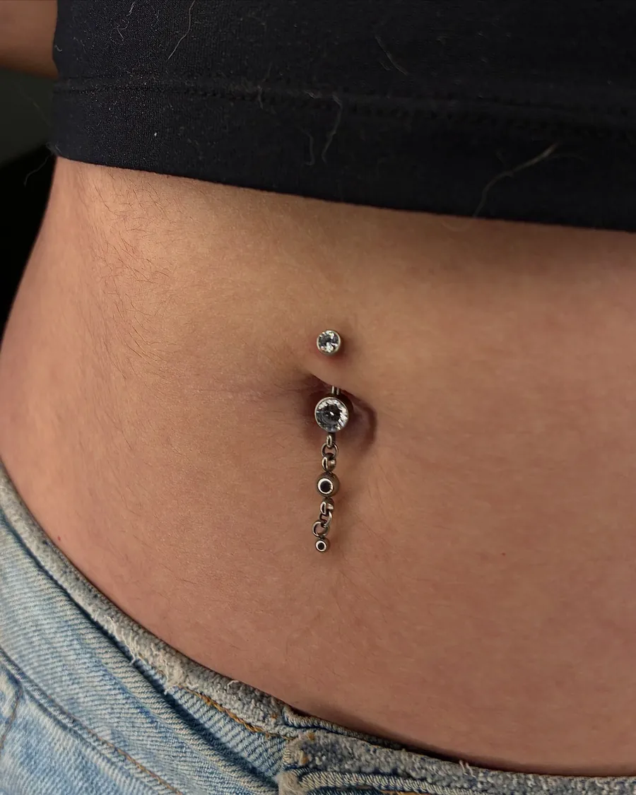 Piercing de umbigo com pingente de pedras
